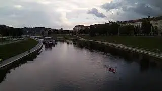 Центр города. Байдарка на реке.