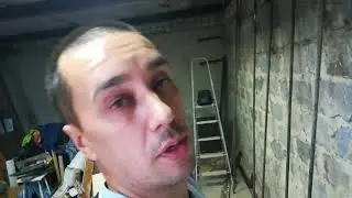 ШТУКАТУРЮ СТЕНУ ГАРАЖА И ОБВАРИВАЮ ЗАЩИТНОЙ ОБРЕШЁТКОЙ.