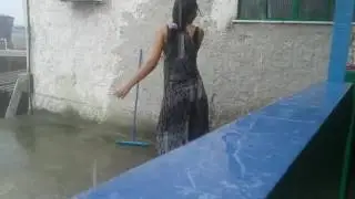 Minha tia tomando banho de chuva