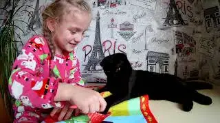 Настя и ее кот рассказывают стишок