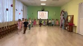 Вход на утренник 8 марта в младшей группе, в детском саду.