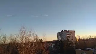 Стаями над городом летают самолеты