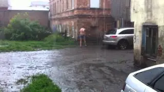 Мужик моется под дождем, Эту страну не победить  Ирбит 12 07 2015