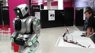 Нападение робота на человека.