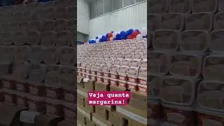 Pilha de margarina no supermercado