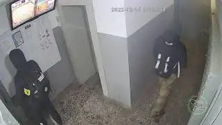 Рекламщики превращают подъезд в хлам.