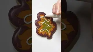 Is it better with or without the white line 🤔 #cookiedecorating #thegracefulbaker