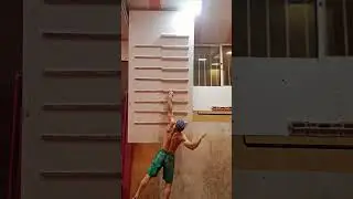 Человек паук в спортзале