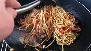 WEBER WOK, лапша с говядиной в устричном соусе
