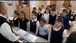 Флешмоб «С песней к Победе».Гимн Москвы,начальная школа