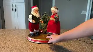 Gemmy dancing Santa Claus couple￼
