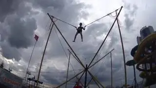 Тарзанка Я прыгаю в аквапарке Ривьера Казань I jump on the bungee in the water park Riviera Kazan