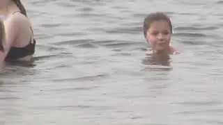 КРАСИВЫЕ МОЛОДЫЕ ДЕВУШКИ КУПАЮТСЯ В ОЗЕРЕ