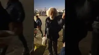 Кормим супом бездомных людей на вокзале❤