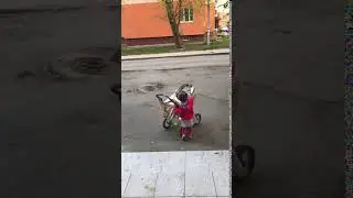 Тася качает Леву