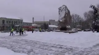 Снег на тротуарах и детских площадках! Расчищают снег под окнами мэрии Василькова!