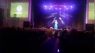 Алла Кудлай. Красива жінка незаміжня.