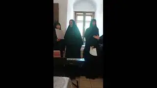 Сестры монастыря поют 
