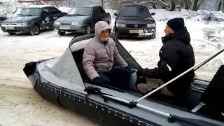 аэролодка ПВХ на дороге среди авто