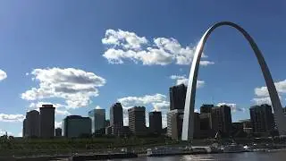 На арку в штате Миссури, город Сент Луис на реке Миссисиппи.