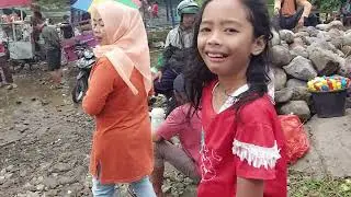Tasya minta bermain trambolin seperti babi di film angry bird