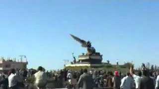 HOMS - RASTAN HALKI HEYKELI DOSURURKEN.flv