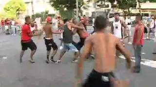 Pancadaria de torcidas do Flamengo no Maracana no Rio.wmv