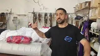 Asegura la calidad en el taller revisando cada detalle al recibir los rollos de tela.