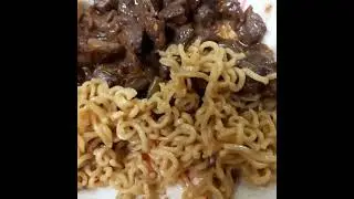 Kain tayo ng adobong balun balunan at indomi😋. My favourite 🥰