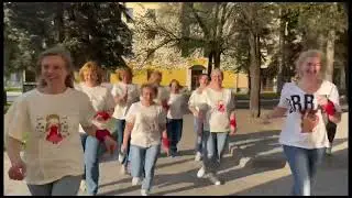 Танец родителей на последнем звонке. Поздравление для выпускников 2022