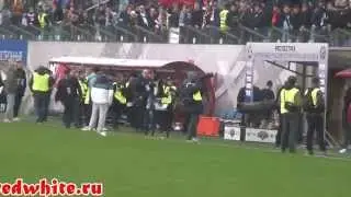 Сотрудник Динамо пнул фаната Спартака  в перерыве столичного дерби