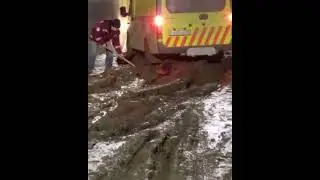 утопающая в грязи карета скорой помощи