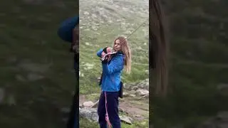 Скрипачка в горах 4