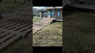 Упал забор из-за ветра 😱 