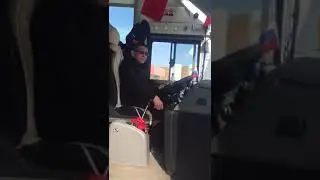 Китайский водитель слушает Русский шансон