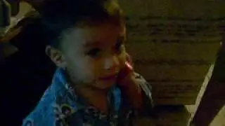 Bebe hablandole a la novia