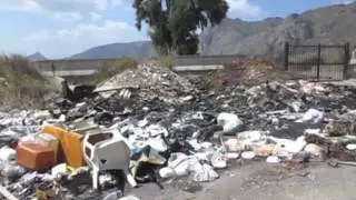 Palermo, rifiuti sulla strada statale 624