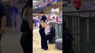 Cewek Tobrut Bali Kebingungan Ilang Sandalnya 
