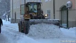 Volvo L90C loading snow on trucks
