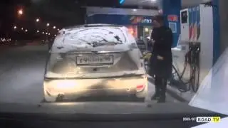 На заправке в Сургуте женщин подожгла машину.