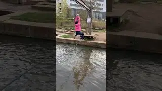 Девочка в воду не упала но чуть не сорвалась 