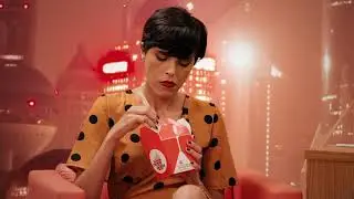 Alana Azevedo prova o sabor inexplicável do novo molho Hot Dragon com Chico Barney