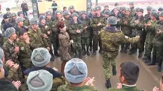 “Оила” барои табрики сарбозон рафт