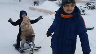 Василаки катает братика Христофора и сестрёнку Мирославу.