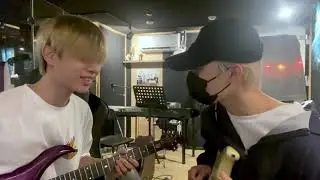 [ONEWE] Teacher Kangyun's guitar lesson for Yonghoon - Off the record 211004  (원위 - 강현, 용훈)