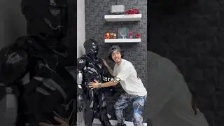 LE ROBE EL TRAJE DE IRON A MI MEJOR AMIGO😂PERO EL ROMPIO MI BOTON? 
