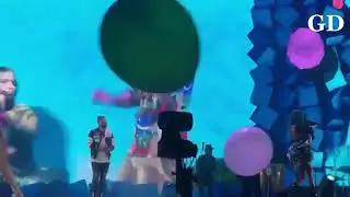 Karol G y Romeo Santos cantandosesión🔥 de Aventura en vivoDg tadium de Los Angeles