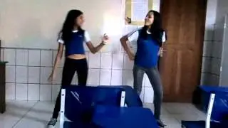 Dançando funk na escola - Emylle e Victoria.