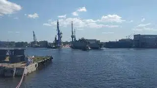 Спуск на воду рыболовного траулера.