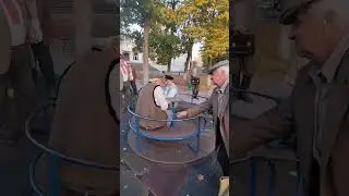 Господа Альцгеймер и Паркинсон катаются на каруселях...